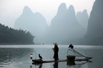 Zelfklevend Fotobehang Guilin Chinese man vissen met aalscholvers vogels