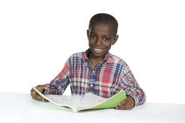 Afrikanischer Junge mit Schulbuch - 59210078