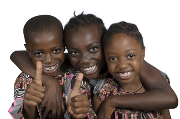 Drei afrikanische Kinder halten Daumen hoch