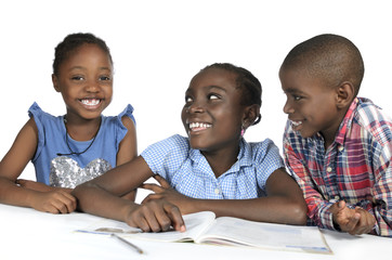 Drei afrikanische Kinder beim Lernen - 59210809