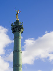 Fototapeta na wymiar Pozłacane posąg Genie de la Liberte lipca Kolumna na Place de la Bas