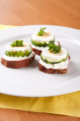 Bread with pork rillettes with cucumber and garlic