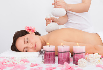 Obraz na płótnie Canvas Woman Getting Herbal Compress Ball Therapy