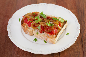 bread with tomato, onion and parsley