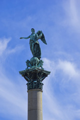 Engelsfigur auf einer Säule