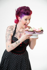 Frau hungrig auf Cupcakes