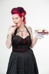 Junge Frau isst Cupcakes