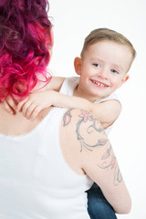 Lachender Junge auf Mami`s Arm