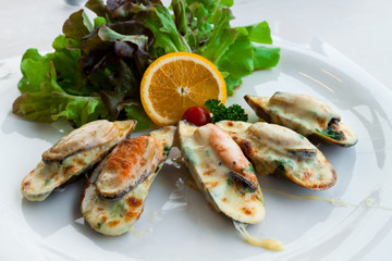 new zealand mussels baked and cheese