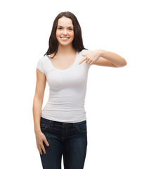 Obraz premium smiling teenager in blank white t-shirt