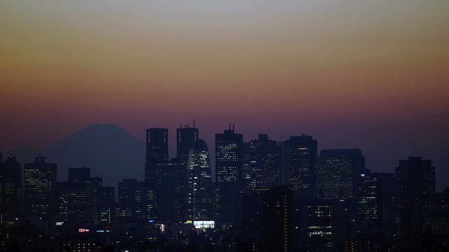 日没後の東京都心から見える、富士山と新宿高層ビル群の街明かり（2013年12月）インターバル撮影