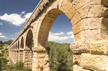 Fototapeta na wymiar Starożytny rzymski Akwedukt w Hiszpanii, Europie