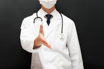 説明する白衣の男性の医者