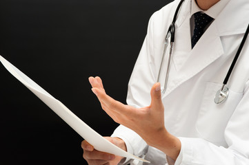 説明する白衣の男性の医者