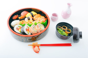 握り寿司の盛り合わせとお酒