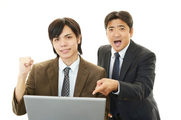 Obraz premium ガッツポーズの二人のビジネスマン