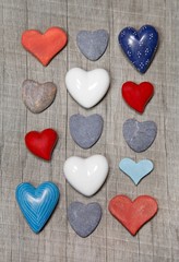Herzen in verschiedenen Farben zu Geburtstag oder Valentinstag