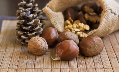 Castañas, nueces y piñas