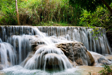 Obrazy na Plexi  Wodospad w tropikalnym lesie deszczowym