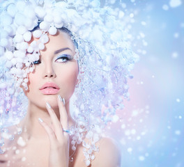 Winter Beauty. Beautiful Fashion Model Girl with Snow Hair style
