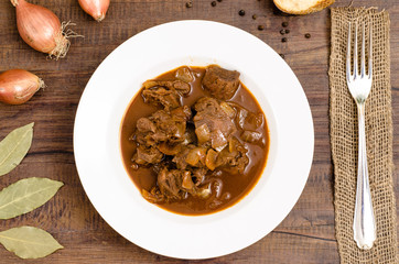 Teller mit Wildgulasch