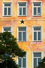 Fototapeta na wymiar Schwarzer Stern an einem roten Haus