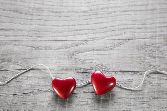Zwei rote Herzen zum Valentinstag oder Geburtstag