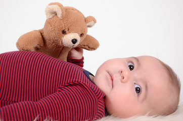 baby mit stoffbär