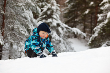 Fototapeta na wymiar Little boy in deep snow