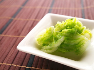 小皿と白菜の漬物