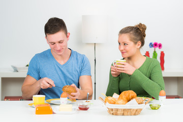 Obraz na płótnie Canvas junges paar frühstückt gemeinsam