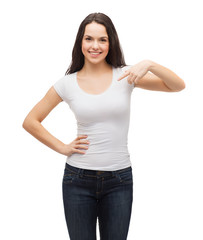 Obraz premium smiling teenager in blank white t-shirt