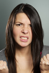 Junge Frau mit einem schockierten Gesichtsausdruck