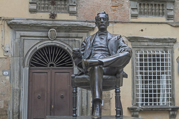 Puccinidenkmal in Lucca - obrazy, fototapety, plakaty