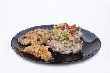 Bistecca di pollo intrecciato con cipolle e carote in pastella