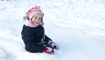Fototapeta na wymiar Little girl in the snow in winter