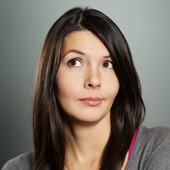 Fototapeta premium Attraktive Frau mit einem skeptischen Gesichtsausdruck