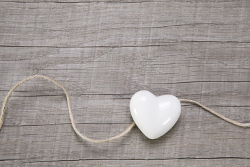 Ein weißes Herz im Shabby Style auf Holz Hintergrund