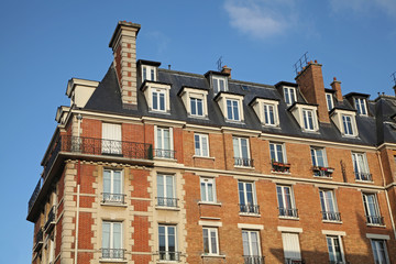 fenêtres mansardées d'un immeuble