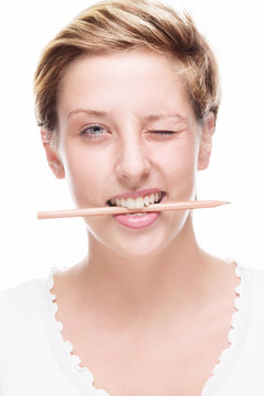 bleistift quer im mund