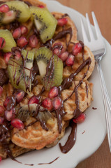 Waffeln mit Schokolade und Früchten