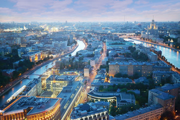 Fototapeta na wymiar Moskwa, mały kanał i budynku