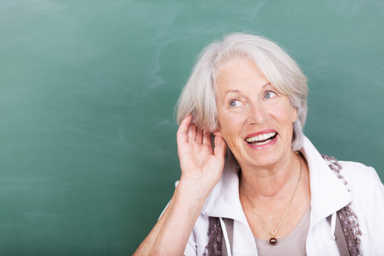seniorin h&auml;lt eine hand hinter ihr ohr