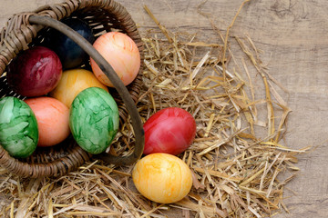 Korb mit bunte Eier