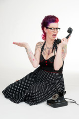 Ratlose Frau mit Telefon