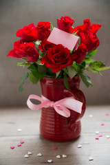 Rosenstrauß mit rosa Kärtchen