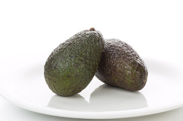 皿の上のアボカド