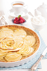 Apple tart with applesauce