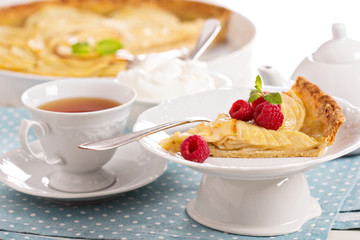 Apple tart with applesauce