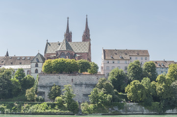Fototapeta premium Basel, historische Altstadt, Basler Münster im Sommer, Schweiz